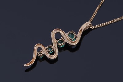 Lot 50 - A contemporary emerald pendant necklace