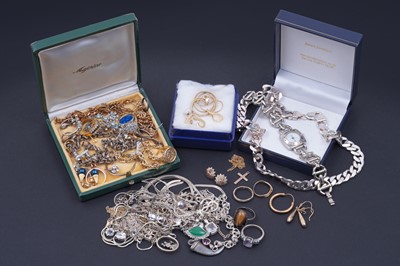 Lot 152 - Gold and costume jewellery