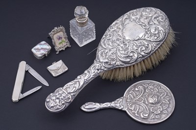Lot 222 - Novelty silver and dressing table items