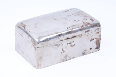 Lot 195 - A George V silver table top cigarette box