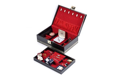 Lot 93 - A jewellery box containing Victorian and later gold and costume jewellery
