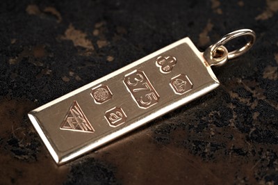 Lot 16 - A 9ct gold ingot pendant