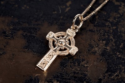 Lot 18 - A modern Celtic cruciform pendant