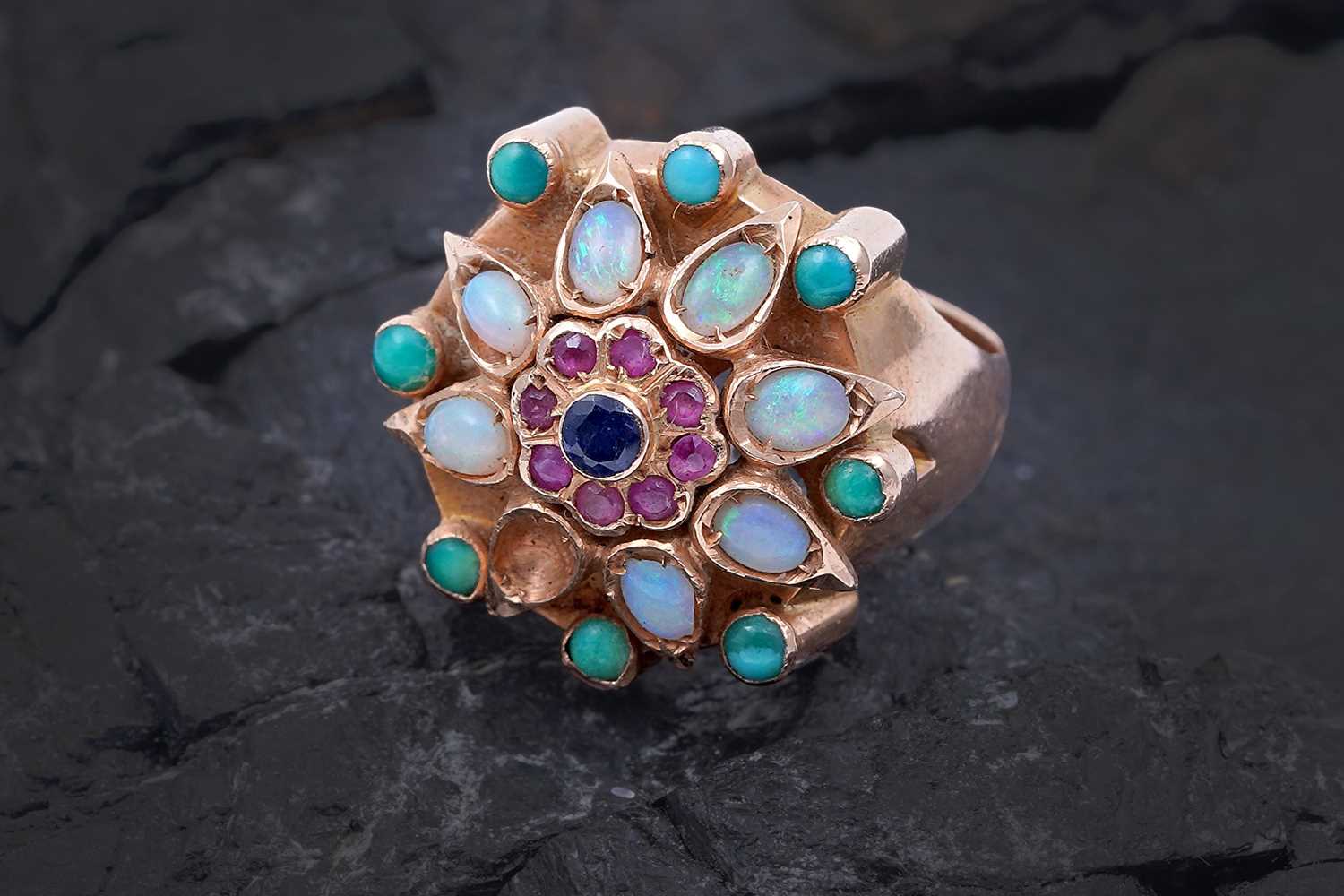 Lot 85 - A bespoke gemstone ring