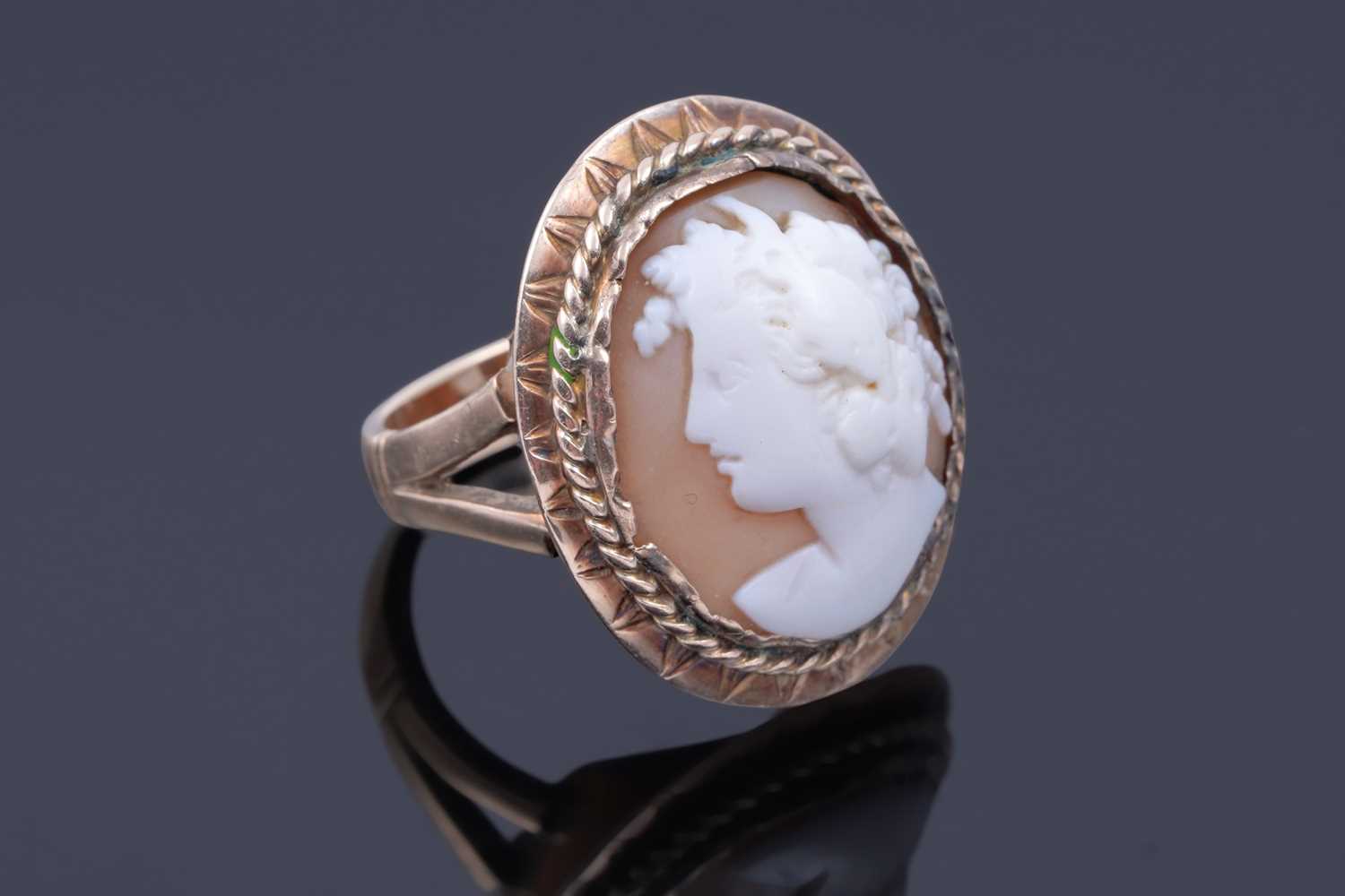 Lot 86 - An early 20th Century carved shell cameo ring