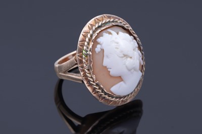 Lot 86 - An early 20th Century carved shell cameo ring