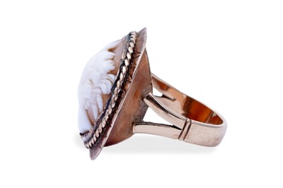 Lot 86 - An early 20th Century carved shell cameo ring