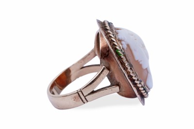 Lot 86 - An early 20th Century carved shell cameo ring