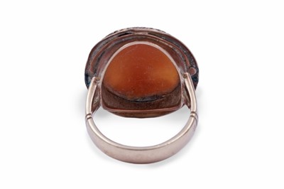 Lot 86 - An early 20th Century carved shell cameo ring