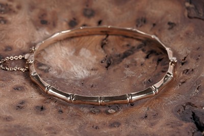 Lot 28 - A 20th Century 9ct rose gold bangle