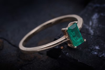 Lot 31 - A contemporary emerald single-stone ring