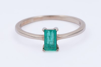 Lot 31 - A contemporary emerald single-stone ring