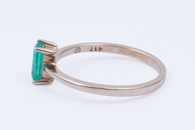 Lot 31 - A contemporary emerald single-stone ring