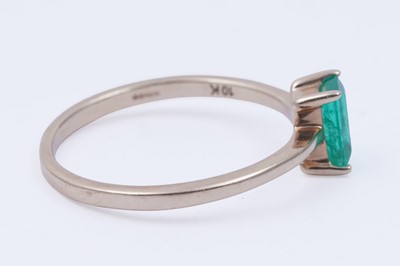 Lot 31 - A contemporary emerald single-stone ring