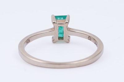 Lot 31 - A contemporary emerald single-stone ring