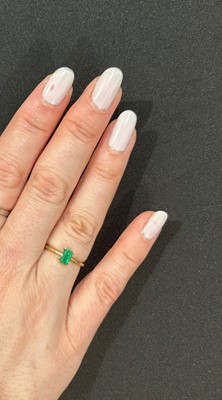 Lot 31 - A contemporary emerald single-stone ring
