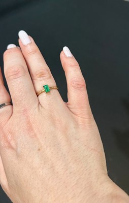 Lot 31 - A contemporary emerald single-stone ring