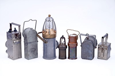 Lot 154 - A collection of electric lamps