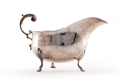 Lot 210 - An Edwardian silver sauce boat