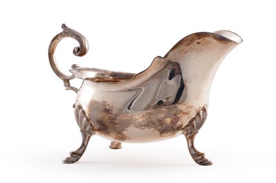 Lot 211 - An Edwardian silver sauce boat