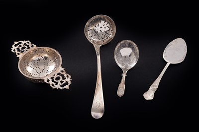 Lot 214 - Georgian and later silver tea items
