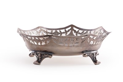 Lot 194 - A George V silver bonbon dish