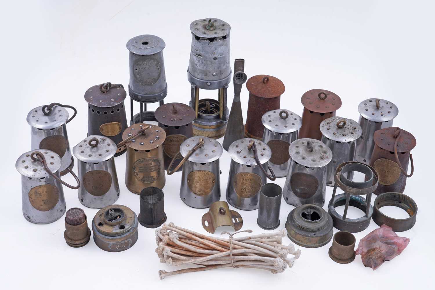 Lot 223 - A selection of lamp parts