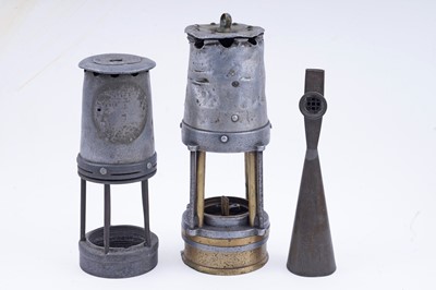 Lot 223 - A selection of lamp parts