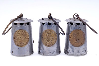 Lot 223 - A selection of lamp parts
