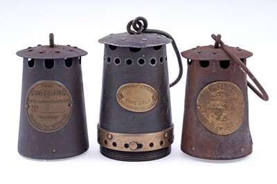 Lot 223 - A selection of lamp parts