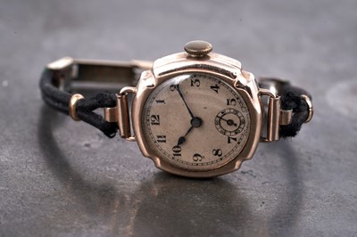 Lot 122 - A 1930s lady's gold cased cocktail watch