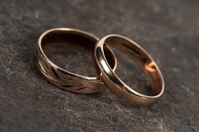 Lot 19 - Two 9ct gold wedding bands