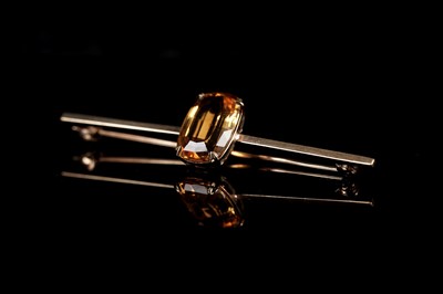 Lot 25 - An early 20th Century citrine bar brooch