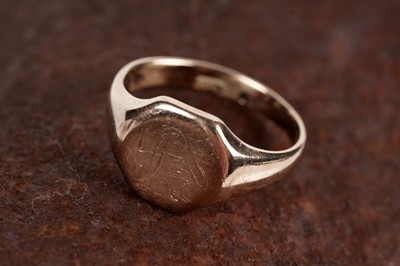 Lot 39 - A 9ct gold signet ring