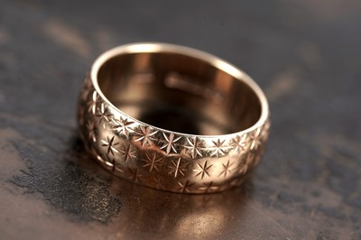 Lot 42 - A 1960s 9ct gold star pattern ring