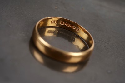 Lot 44 - A 1920s 22ct gold wedding band