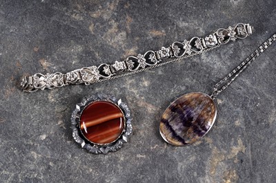 Lot 33 - Early 20th Century silver and hardstone jewellery