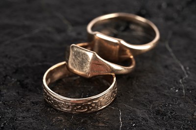 Lot 34 - Gold rings, including two signet rings