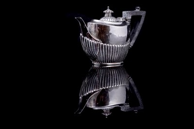 Lot 168 - A George V silver bachelor's teapot