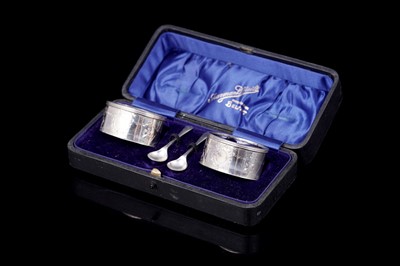 Lot 194 - A cased pair of George V silver salts