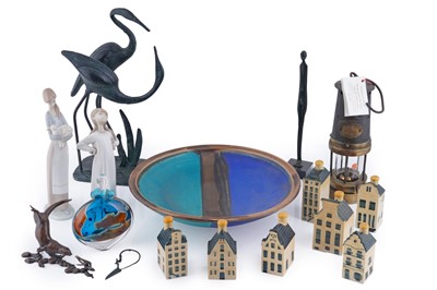 Lot 185 - A collection of furnishings including a bronzed statue of an otter chasing a fish