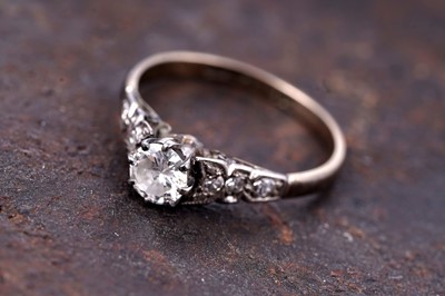 Lot 81 - An early 20th Century single-stone diamond ring