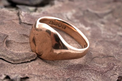 Lot 83 - A 1940s 18ct gold signet ring