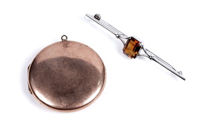Lot 71 - An early 20th Century citrine bar brooch; and a 1930s 9ct gold locket
