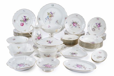 Lot 245 - A comprehensive collection of Royal Copenhagen 910 ‘Frijsenborg’ pattern dinner china