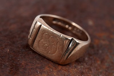 Lot 6 - A 1940s Streamline Moderne signet ring