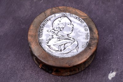 Lot 127 - A George III Seven Years War commemorative snuff box