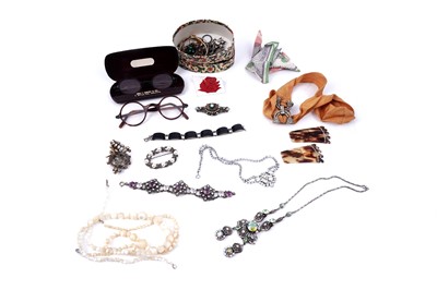 Lot 92 - A collection of early 20th Century costume jewellery and costume accessories