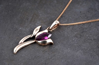Lot 14 - A pink tourmaline tulip pattern pendant necklace