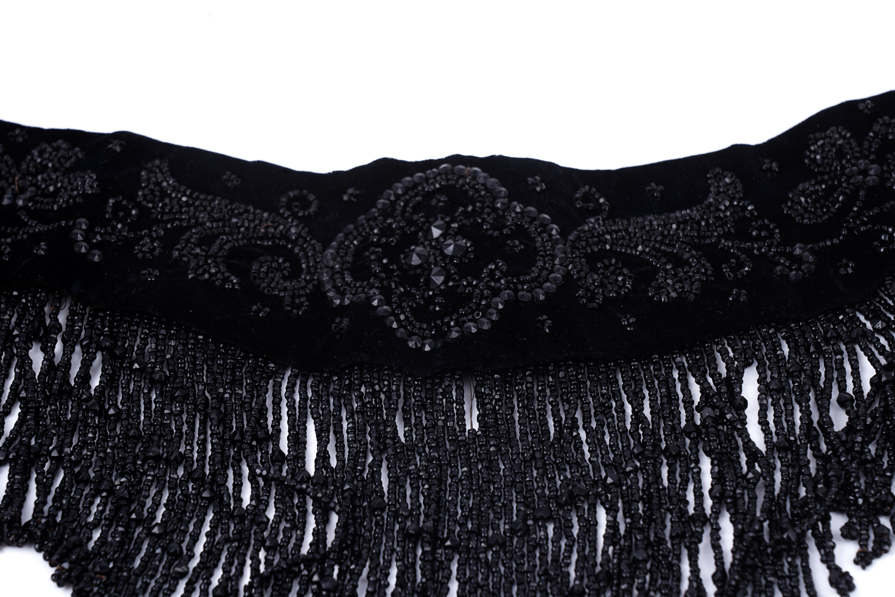 Lot 663 - An Edwardian lady's jet beaded velvet collar